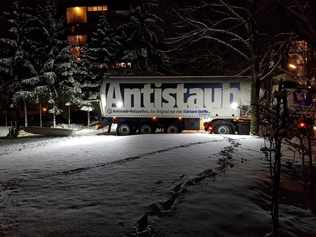 Antistaub-Silowagen bei der Pelletlieferung im Winter