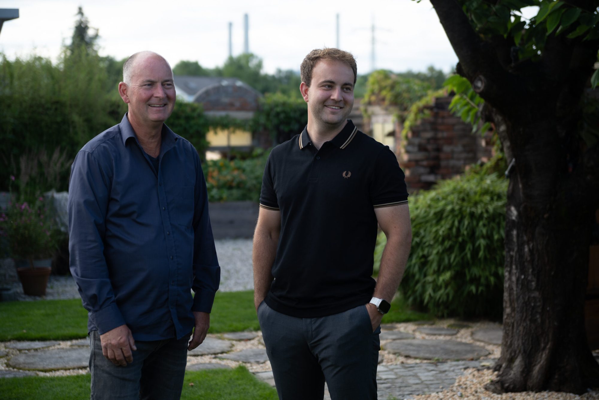 Klaus und Jan Staudinger stehen nebeneinander im Garten