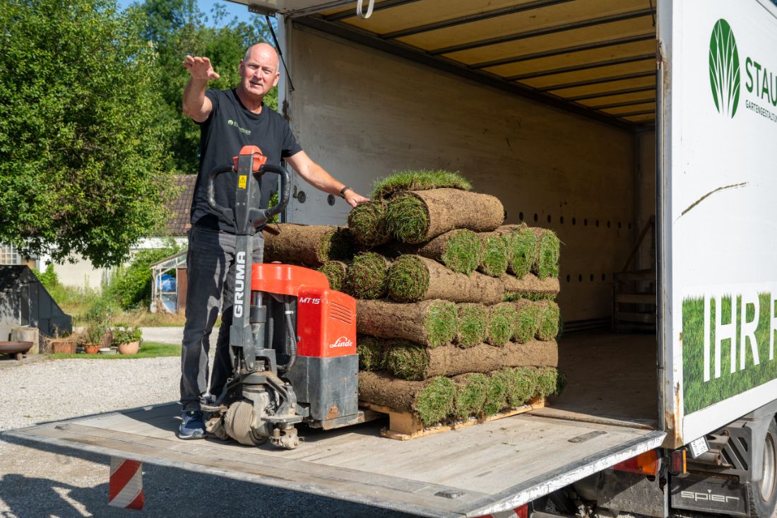 Klaus Staudinger mit Hubwagen und Rollrasen-Paletten im Lkw