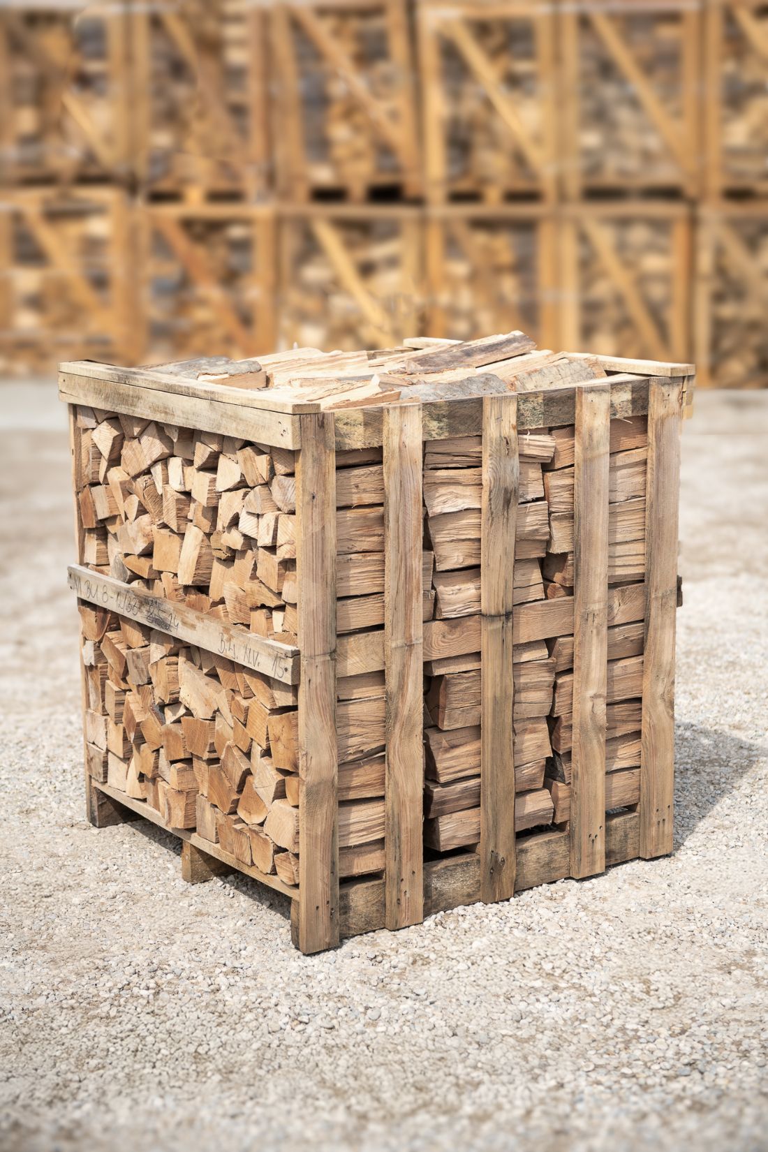 Kaminholz ofenfertig in der Holzkiste