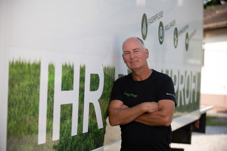 Klaus Staudinger vor dem Firmen-Lkw
